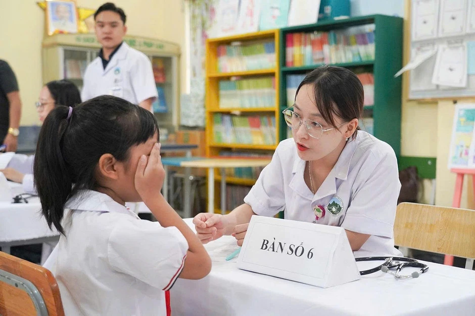 Khám sức khỏe, trao quà cho thiếu nhi Hà Tĩnh Khám sức khỏe, trao quà cho thiếu nhi Hà Tĩnh