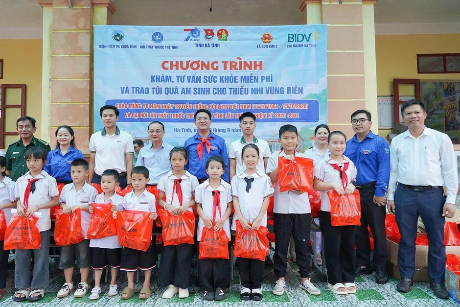 Khám sức khỏe, trao quà cho thiếu nhi Hà Tĩnh Khám sức khỏe, trao quà cho thiếu nhi Hà Tĩnh
