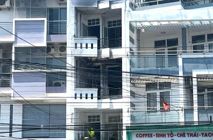 Khen thưởng đột xuất người đàn ông dũng cảm cứu người trong vụ cháy nhà ở Nha Trang Khen thưởng đột xuất người đàn ông dũng cảm cứu người trong vụ cháy nhà ở Nha Trang
