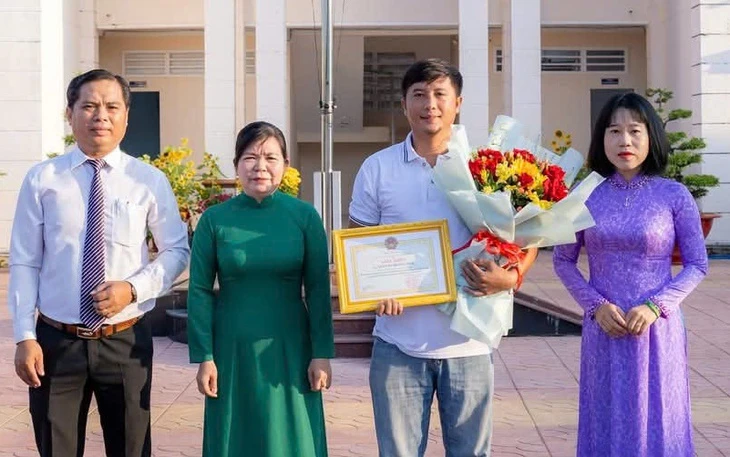 Khen thưởng nam sinh lớp 10 lao ra biển cứu 2 người giữa dòng xoáy Khen thưởng nam sinh lớp 10 lao ra biển cứu 2 người giữa dòng xoáy