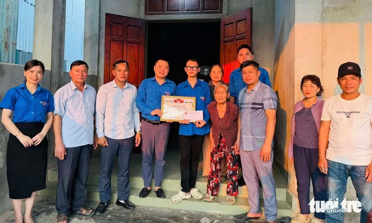 Khen thưởng nam sinh lớp 10 lao ra biển cứu 2 người giữa dòng xoáy Khen thưởng nam sinh lớp 10 lao ra biển cứu 2 người giữa dòng xoáy