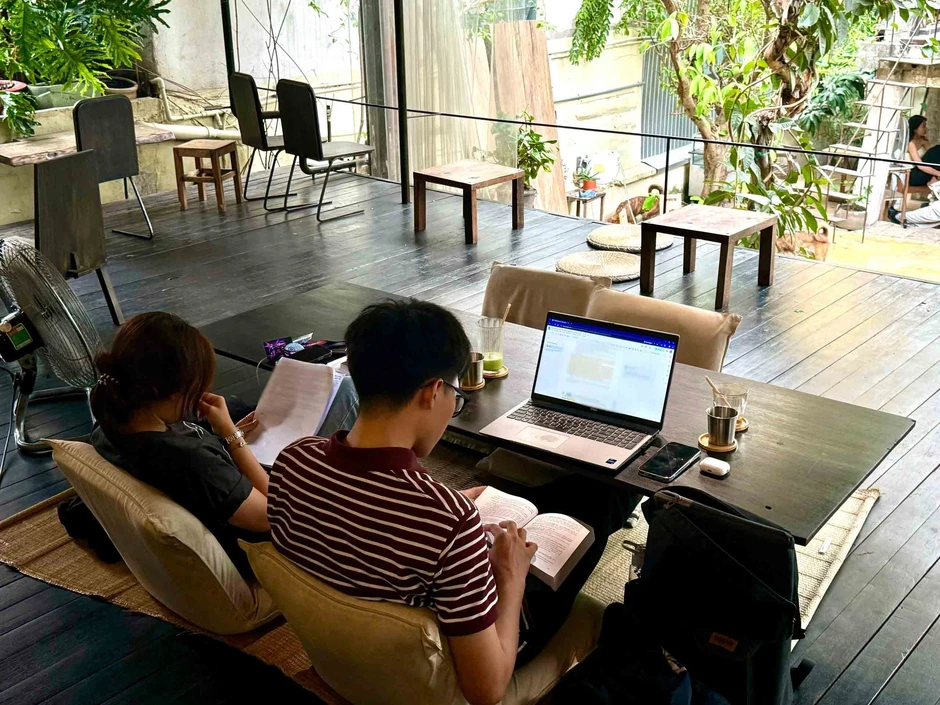 Khi người trẻ 'biến' quán cà phê thành... văn phòng di động