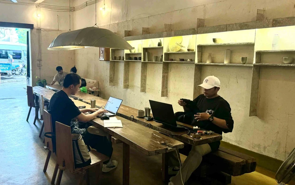 Khi người trẻ 'biến' quán cà phê thành... văn phòng di động