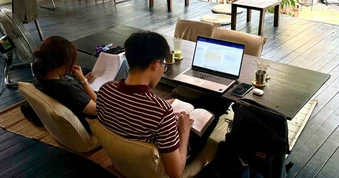 Khi người trẻ 'biến' quán cà phê thành... văn phòng di động