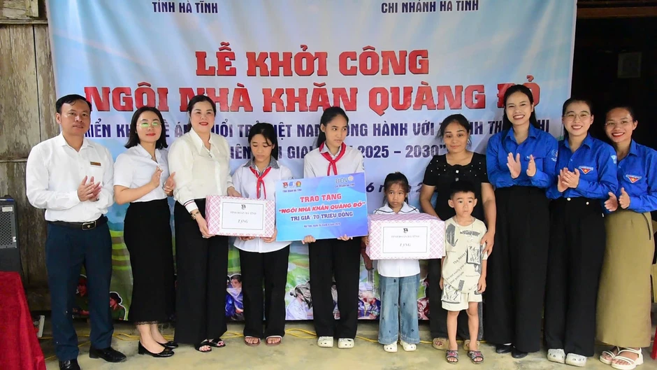 Khởi công Ngôi nhà khăn quàng đỏ cho thiếu nhi vùng biên Khởi công Ngôi nhà khăn quàng đỏ cho thiếu nhi vùng biên