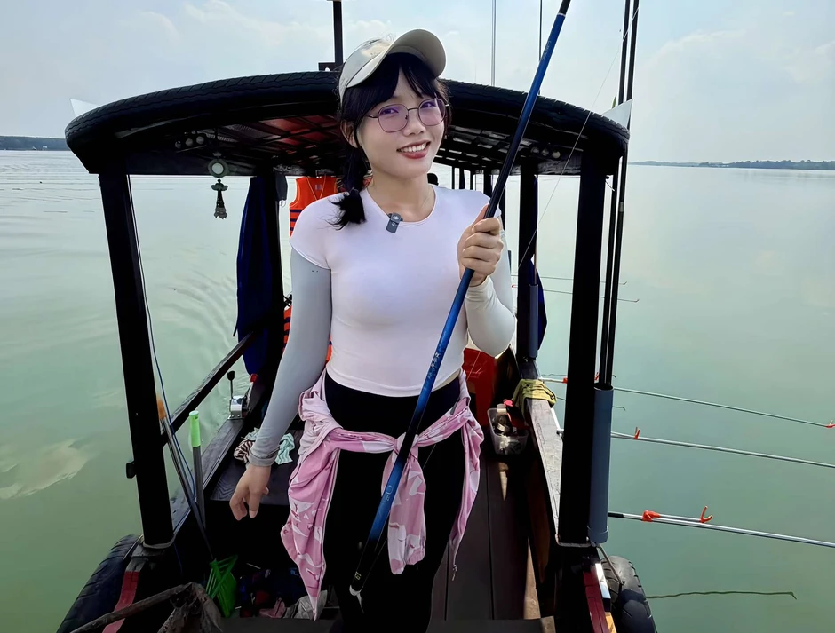 Không cà phê hay mua sắm, cô gái 27 tuổi lại thích ngồi câu cá hàng giờ Không cà phê hay mua sắm, cô gái 27 tuổi lại thích ngồi câu cá hàng giờ