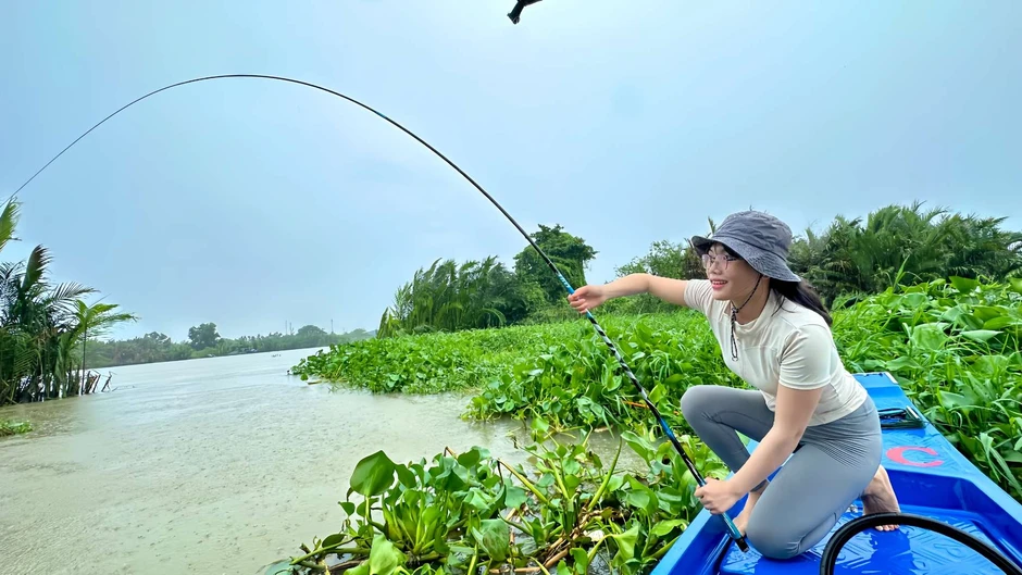 Không cà phê hay mua sắm, cô gái 27 tuổi lại thích ngồi câu cá hàng giờ Không cà phê hay mua sắm, cô gái 27 tuổi lại thích ngồi câu cá hàng giờ
