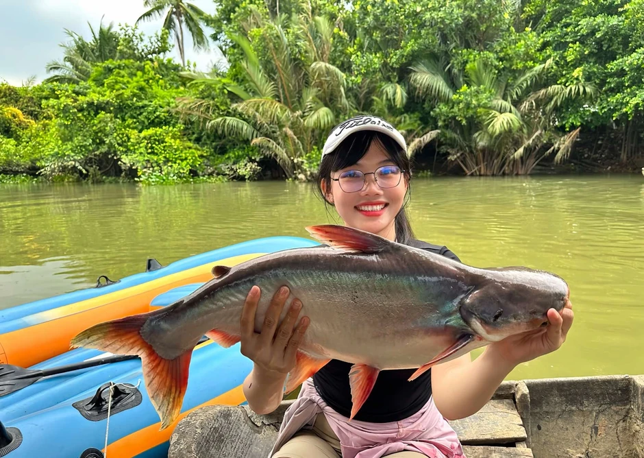 Không cà phê hay mua sắm, cô gái 27 tuổi lại thích ngồi câu cá hàng giờ Không cà phê hay mua sắm, cô gái 27 tuổi lại thích ngồi câu cá hàng giờ