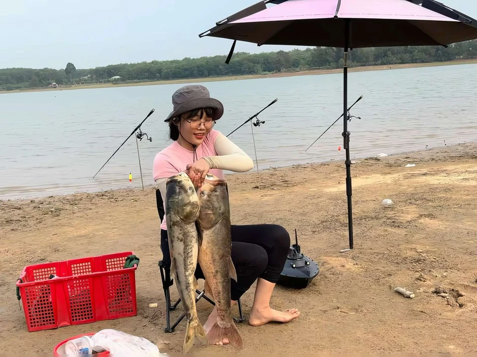 Không cà phê hay mua sắm, cô gái 27 tuổi lại thích ngồi câu cá hàng giờ Không cà phê hay mua sắm, cô gái 27 tuổi lại thích ngồi câu cá hàng giờ