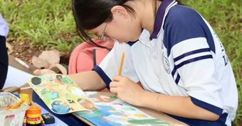 Không giao trẻ em cho mạng xã hội: 'Lướt một lúc là hết cả ngày'