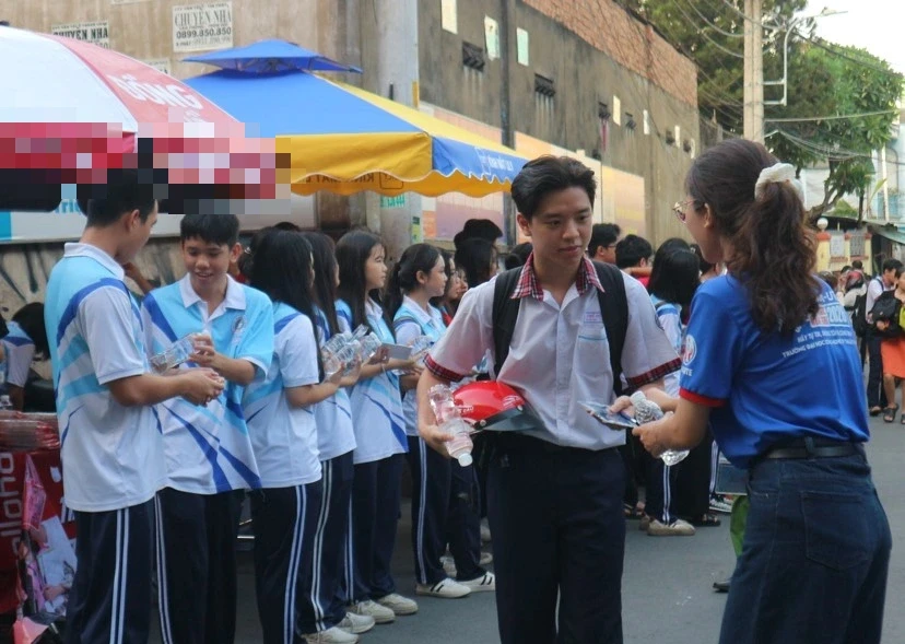 Không phải thí sinh nhưng vẫn dậy từ 5 giờ sáng đến điểm thi tốt nghiệp THPT Không phải thí sinh nhưng vẫn dậy từ 5 giờ sáng đến điểm thi tốt nghiệp THPT