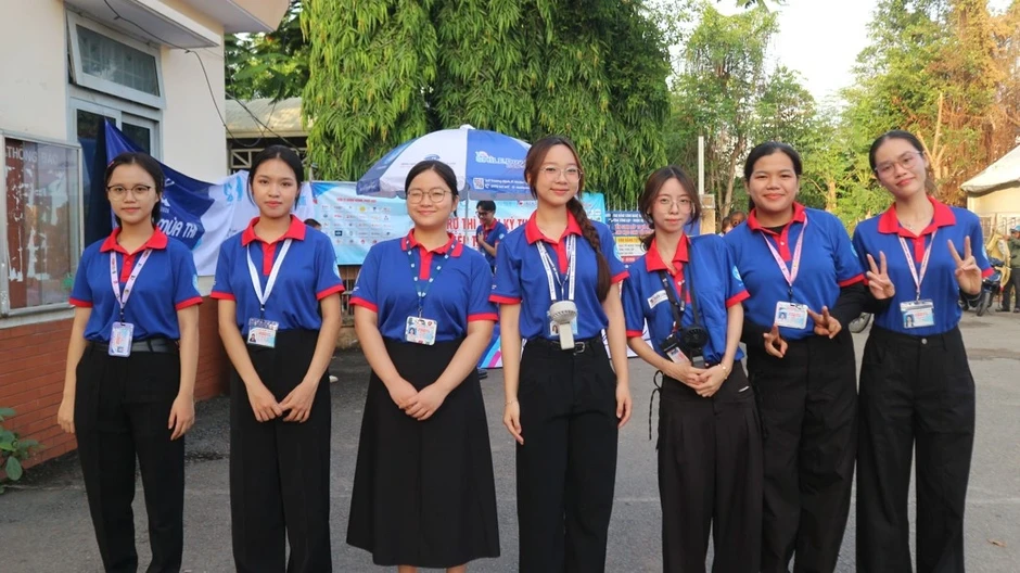 Không phải thí sinh nhưng vẫn dậy từ 5 giờ sáng đến điểm thi tốt nghiệp THPT Không phải thí sinh nhưng vẫn dậy từ 5 giờ sáng đến điểm thi tốt nghiệp THPT