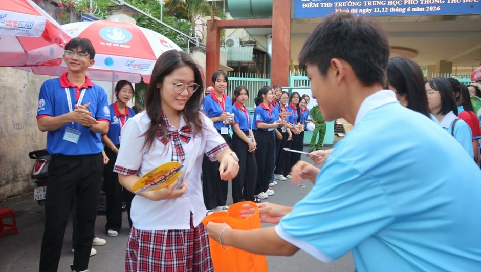 Không phải thí sinh nhưng vẫn dậy từ 5 giờ sáng đến điểm thi tốt nghiệp THPT Không phải thí sinh nhưng vẫn dậy từ 5 giờ sáng đến điểm thi tốt nghiệp THPT