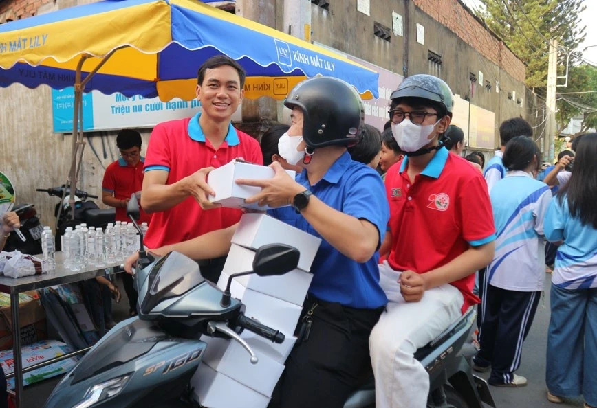 Không phải thí sinh nhưng vẫn dậy từ 5 giờ sáng đến điểm thi tốt nghiệp THPT Không phải thí sinh nhưng vẫn dậy từ 5 giờ sáng đến điểm thi tốt nghiệp THPT
