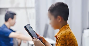 Không thể giao trẻ em cho mạng xã hội: 'Cấm tiệt' có phải cách hay?