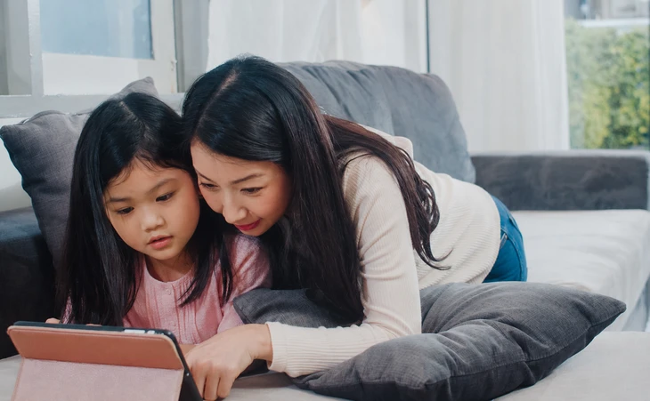 Không thể giao trẻ em cho mạng xã hội: Đừng để trẻ lạc giữa thế giới số Không thể giao trẻ em cho mạng xã hội: Đừng để trẻ lạc giữa thế giới số