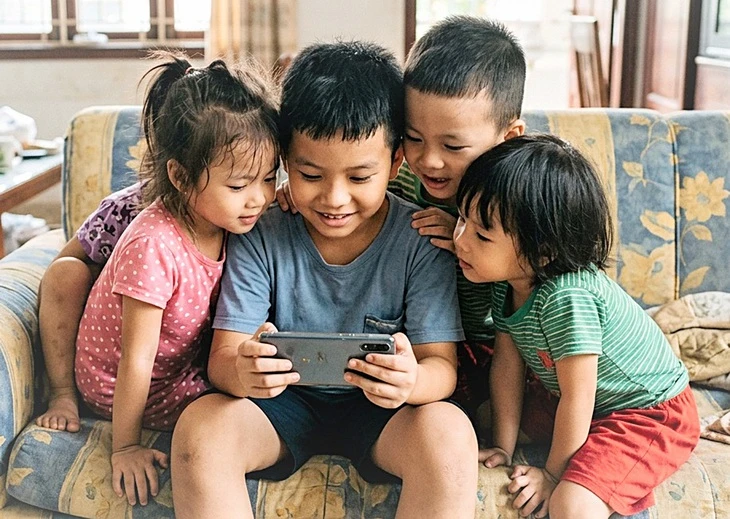 Không thể giao trẻ em cho mạng xã hội: Gia đình đừng buông lỏng các em