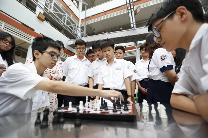 Không thể giao trẻ em cho mạng xã hội: Không cực đoan, không né tránh Không thể giao trẻ em cho mạng xã hội: Không cực đoan, không né tránh