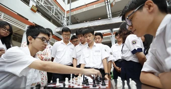 Không thể giao trẻ em cho mạng xã hội: Không cực đoan, không né tránh