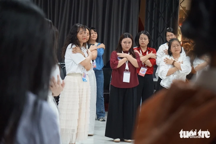 Khủng hoảng tâm lý, thứ làm dịu cơn đau không nằm trong màn hình