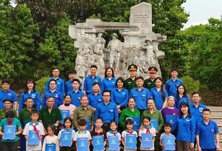 Kỷ niệm 75 năm Ngày Bác Hồ đến thăm và tặng thơ Thanh niên xung phong Kỷ niệm 75 năm Ngày Bác Hồ đến thăm và tặng thơ Thanh niên xung phong