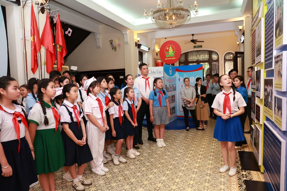 Kỷ niệm 85 năm thành lập Đội, thiếu nhi TPHCM dâng hoa, báo công với Bác Kỷ niệm 85 năm thành lập Đội, thiếu nhi TPHCM dâng hoa, báo công với Bác