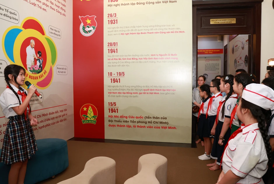 Kỷ niệm 85 năm thành lập Đội, thiếu nhi TPHCM dâng hoa, báo công với Bác Kỷ niệm 85 năm thành lập Đội, thiếu nhi TPHCM dâng hoa, báo công với Bác