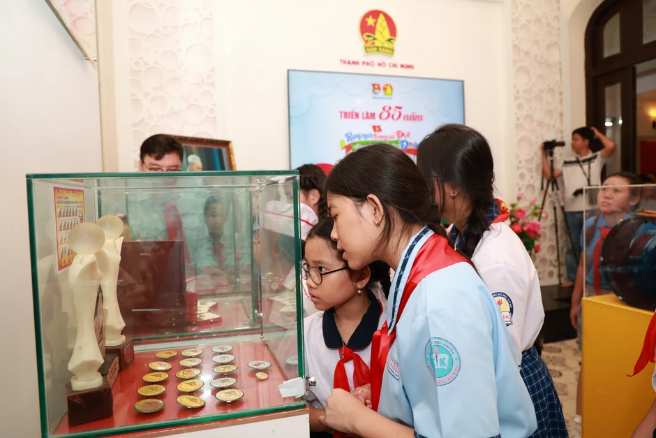 Kỷ niệm 85 năm thành lập Đội, thiếu nhi TPHCM dâng hoa, báo công với Bác Kỷ niệm 85 năm thành lập Đội, thiếu nhi TPHCM dâng hoa, báo công với Bác