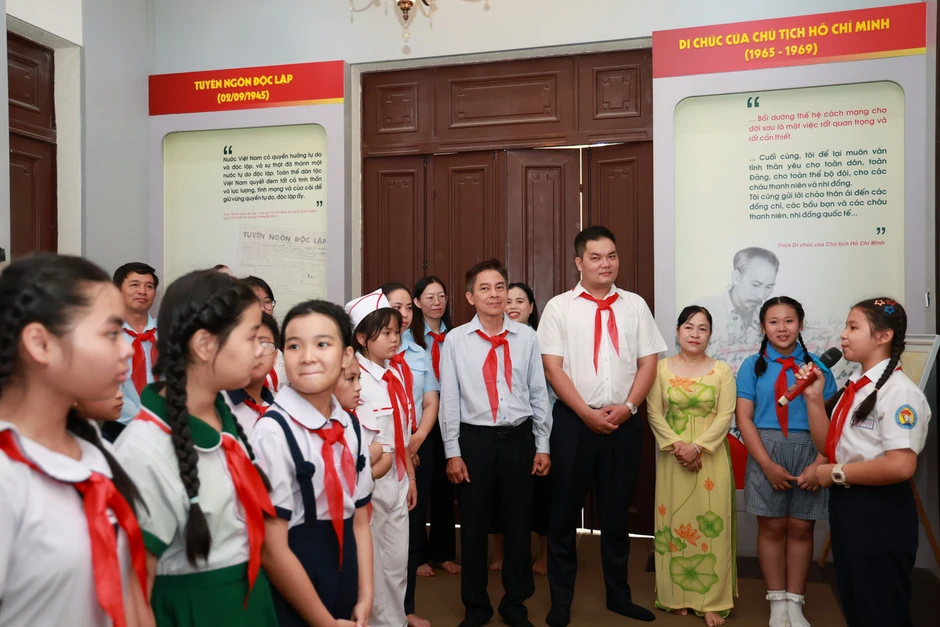 Kỷ niệm 85 năm thành lập Đội, thiếu nhi TPHCM dâng hoa, báo công với Bác Kỷ niệm 85 năm thành lập Đội, thiếu nhi TPHCM dâng hoa, báo công với Bác