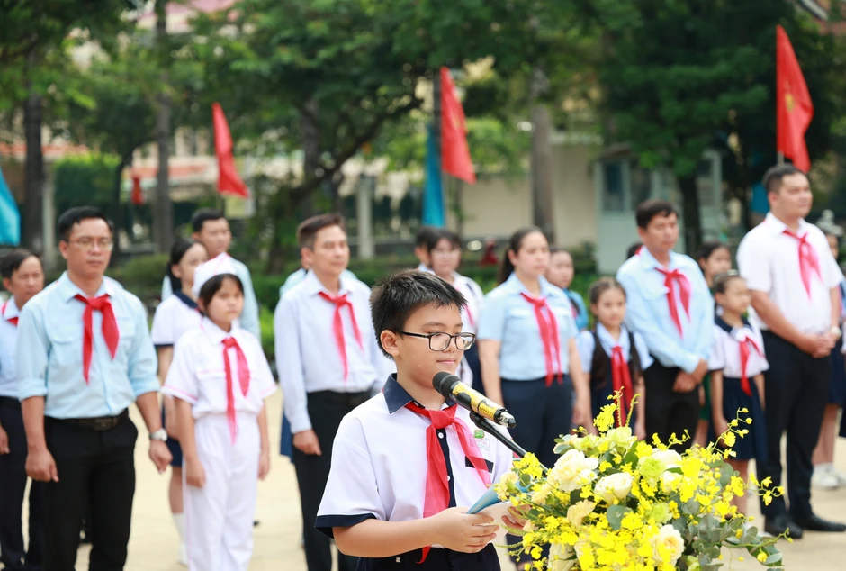 Kỷ niệm 85 năm thành lập Đội, thiếu nhi TPHCM dâng hoa, báo công với Bác Kỷ niệm 85 năm thành lập Đội, thiếu nhi TPHCM dâng hoa, báo công với Bác