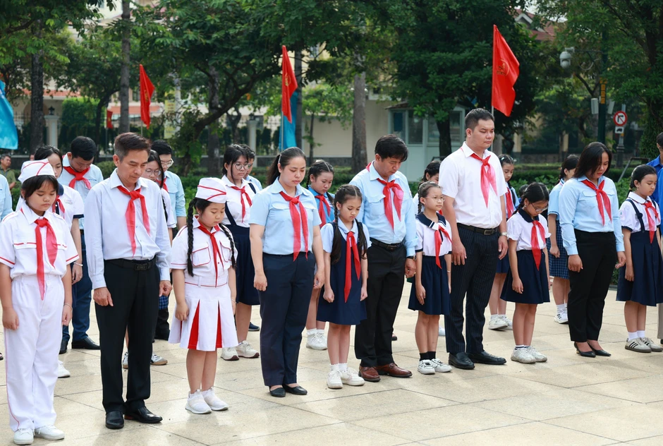 Kỷ niệm 85 năm thành lập Đội, thiếu nhi TPHCM dâng hoa, báo công với Bác Kỷ niệm 85 năm thành lập Đội, thiếu nhi TPHCM dâng hoa, báo công với Bác