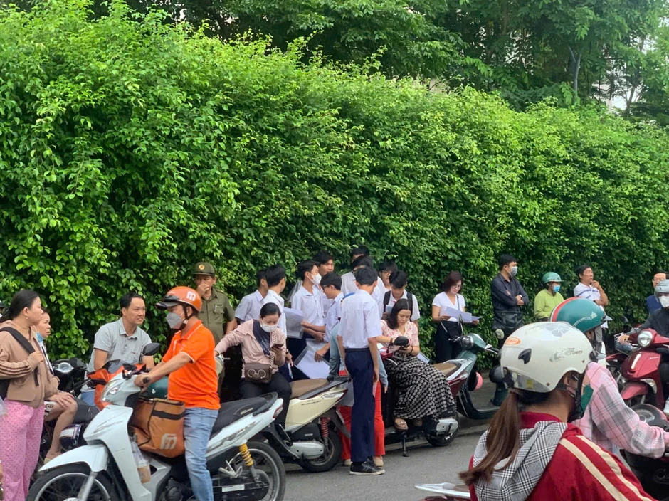 Kỳ thi lớp 10, nhà cách trường 10 phút vẫn đưa con đi từ 5 giờ sáng Kỳ thi lớp 10, nhà cách trường 10 phút vẫn đưa con đi từ 5 giờ sáng