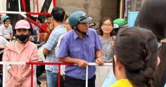 Kỳ thi lớp 10, nhà cách trường 10 phút vẫn đưa con đi từ 5 giờ sáng