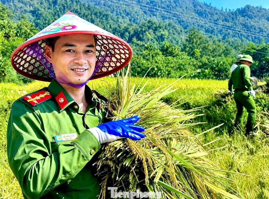 Lá 'đơn' nguệch ngoạc, sai chính tả của lão nông khiến cán bộ công an xúc động Lá 'đơn' nguệch ngoạc, sai chính tả của lão nông khiến cán bộ công an xúc động