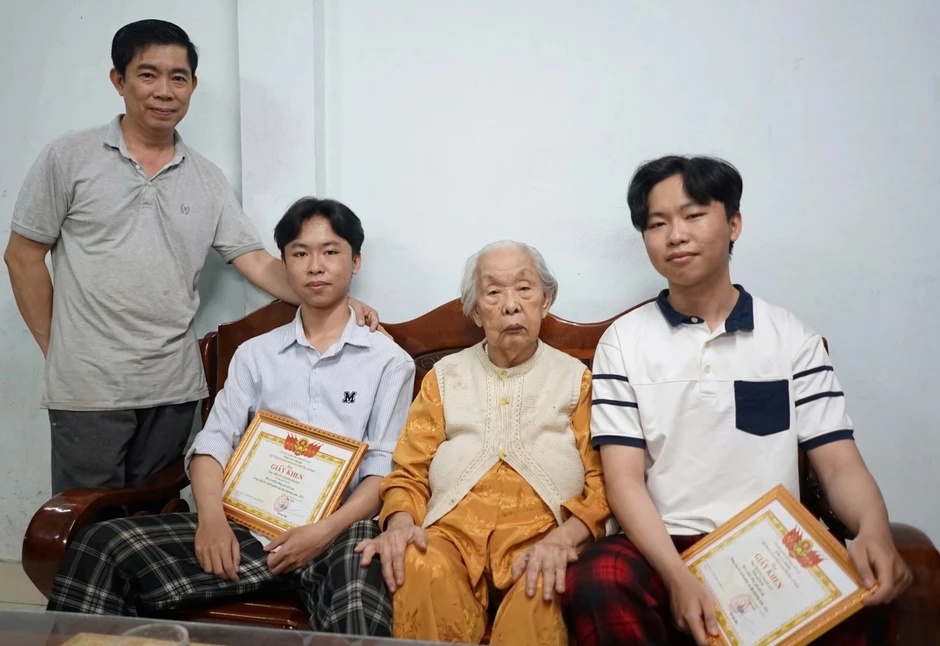 Lá đơn nhập ngũ của cặp song sinh viết bằng khát vọng: 'Tuổi 19 đẹp nhất để rèn luyện'