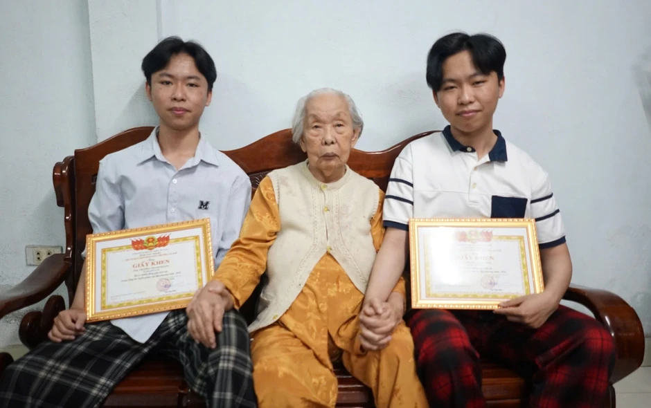 Lá đơn nhập ngũ của cặp song sinh viết bằng khát vọng: 'Tuổi 19 đẹp nhất để rèn luyện'
