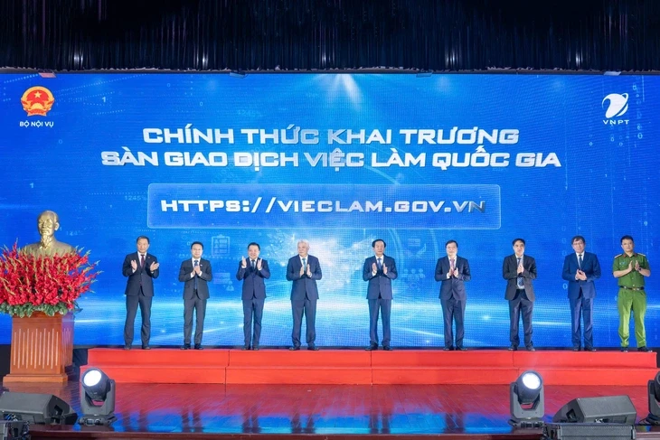 Lần đầu ra mắt sàn việc làm tích hợp VNeID: Tăng minh bạch tuyển dụng Lần đầu ra mắt sàn việc làm tích hợp VNeID: Tăng minh bạch tuyển dụng