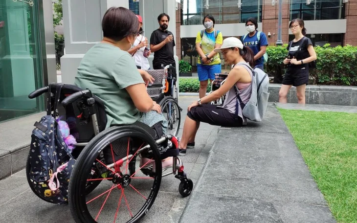Lần đầu thấy người đi xe lăn lái ô tô, tôi lặng người, và quyết thi lấy bằng ngay Lần đầu thấy người đi xe lăn lái ô tô, tôi lặng người, và quyết thi lấy bằng ngay