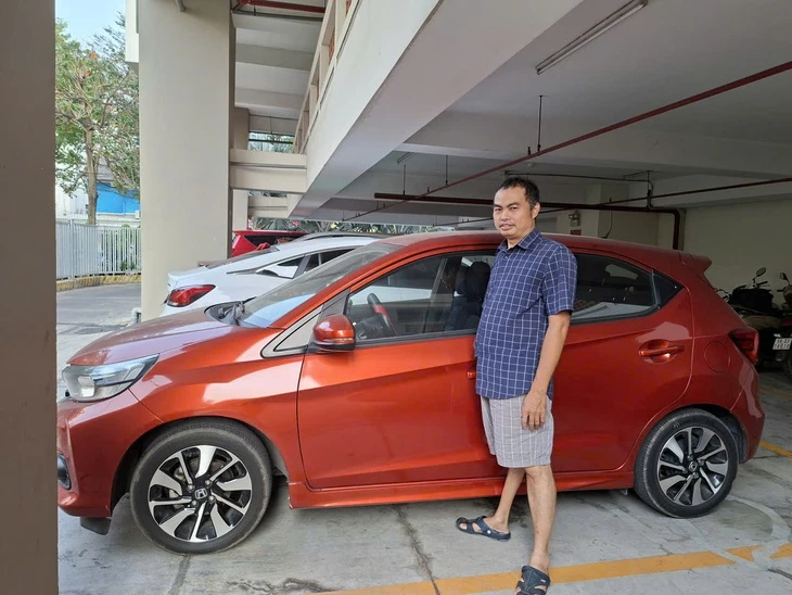 Lần đầu thấy người đi xe lăn lái ô tô, tôi lặng người, và quyết thi lấy bằng ngay Lần đầu thấy người đi xe lăn lái ô tô, tôi lặng người, và quyết thi lấy bằng ngay