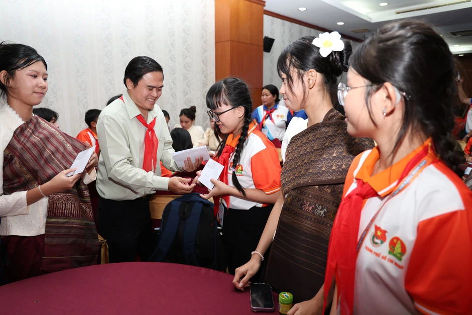 Lãnh đạo TPHCM gặp gỡ, chiêu đãi thiếu nhi ba nước Việt Nam - Lào - Campuchia Lãnh đạo TPHCM gặp gỡ, chiêu đãi thiếu nhi ba nước Việt Nam - Lào - Campuchia