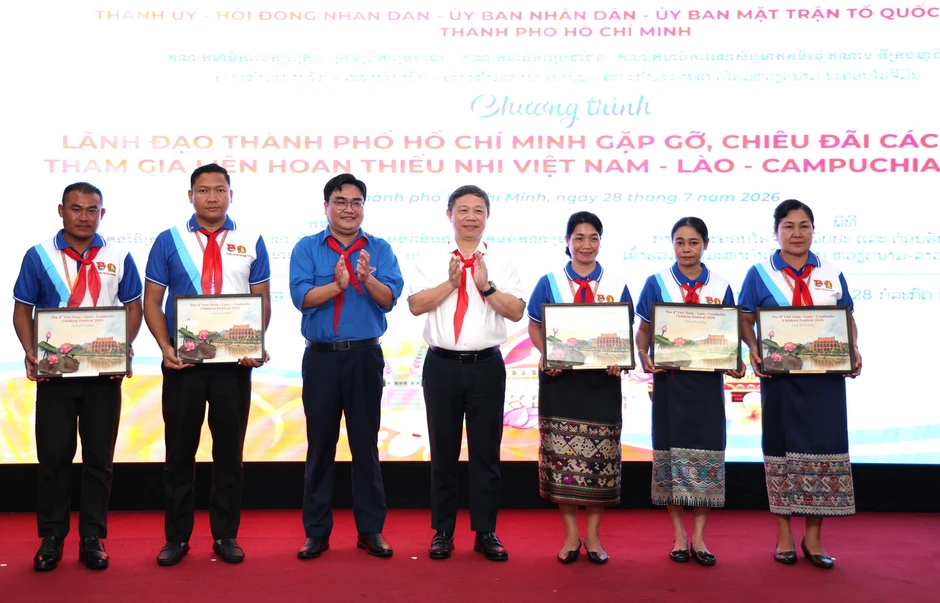Lãnh đạo TPHCM gặp gỡ, chiêu đãi thiếu nhi ba nước Việt Nam - Lào - Campuchia Lãnh đạo TPHCM gặp gỡ, chiêu đãi thiếu nhi ba nước Việt Nam - Lào - Campuchia