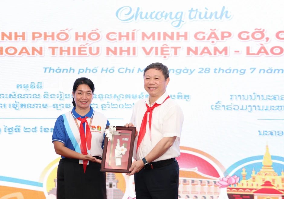 Lãnh đạo TPHCM gặp gỡ, chiêu đãi thiếu nhi ba nước Việt Nam - Lào - Campuchia Lãnh đạo TPHCM gặp gỡ, chiêu đãi thiếu nhi ba nước Việt Nam - Lào - Campuchia