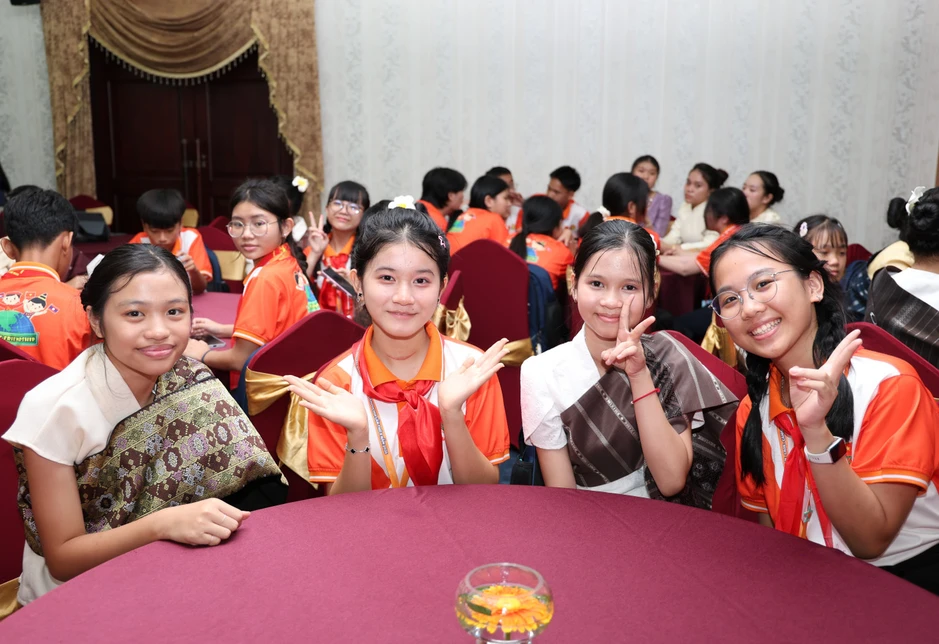 Lãnh đạo TPHCM gặp gỡ, chiêu đãi thiếu nhi ba nước Việt Nam - Lào - Campuchia Lãnh đạo TPHCM gặp gỡ, chiêu đãi thiếu nhi ba nước Việt Nam - Lào - Campuchia