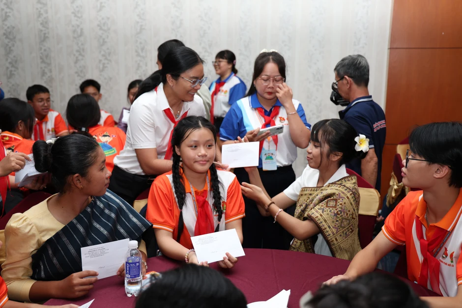 Lãnh đạo TPHCM gặp gỡ, chiêu đãi thiếu nhi ba nước Việt Nam - Lào - Campuchia Lãnh đạo TPHCM gặp gỡ, chiêu đãi thiếu nhi ba nước Việt Nam - Lào - Campuchia
