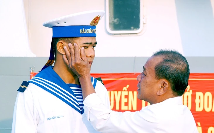 Lính biển gác trời nơi đầu sóng Lính biển gác trời nơi đầu sóng