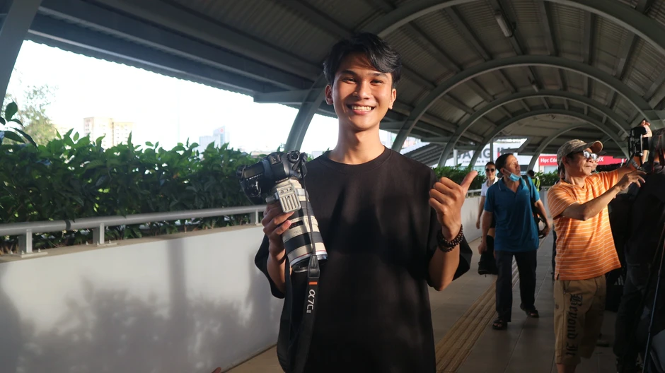 'Mặt trời trứng muối' mỗi chiều, thu hút nhiều người đi ngắm
