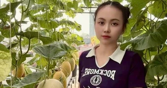 Mẹ trẻ xinh đẹp biến sân thượng thành vườn dưa trăm trái