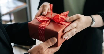 Món quà gì tặng mẹ, tặng vợ cho ngày 20-10 đáng nhớ?