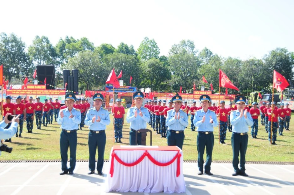 'Một giây cảnh giác bên pháo, tên lửa là một giây bình yên cho Tổ quốc' 'Một giây cảnh giác bên pháo, tên lửa là một giây bình yên cho Tổ quốc'