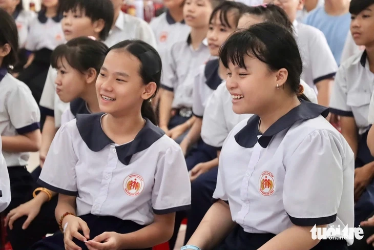 Một ngày làm tuổi thơ rực sáng: Sinh viên TP.HCM đưa kịch và ảo thuật đến trẻ em cơ nhỡ Một ngày làm tuổi thơ rực sáng: Sinh viên TP.HCM đưa kịch và ảo thuật đến trẻ em cơ nhỡ